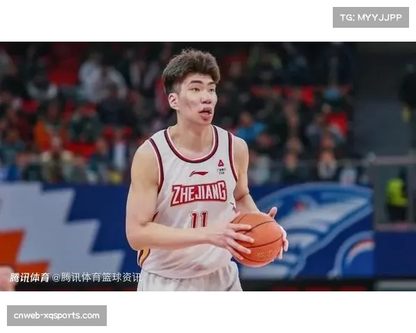 【2026年4月CBA联赛跑动强度与节奏变化·赛中·特写浙江队内线余嘉豪连续四个回合参与快攻跟进，体能教练场边竖起大拇指